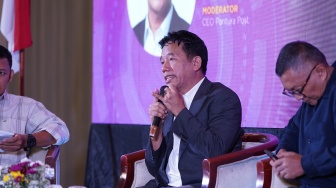 Editor In Chief Suara.com Suwarjono memberikan pemaparan pada sesi konferensi "Peluang & Tantangan Media Lokal di Jawa Tengah" dalam gelaran Jateng Media Summit 2026 di Semarang, Jawa Tengah, Kamis (21/5/2026). [Dok Jateng Media Summit] 