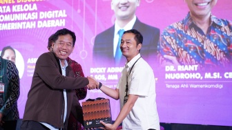 Editor In Chief Suara.com Suwarjono (kiri) memberikan plakat kepada Kabag Humas dan Protokol Provinsi Jawa Tengah Dicky Adinurwanto usai Sesi diskusi "Tata Kelola Komunikasi Digital Daerah" dalam gelaran Jateng Media Summit 2026 di Semarang, Jawa Tengah, Rabu (20/5/2026). [Dok Jateng Media Summit] 