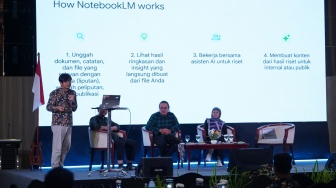 Trainer Google AI Local Media Community Suara.com Chandra Iswinarno memberikan pemaparan pada Sesi workshop "Teknik Produksi Konten Komunikasi Digital Pemerintah Daerah' dalam gelaran Jateng Media Summit 2026 di Semarang, Jawa Tengah, Rabu (20/5/2026). [Dok Jateng Media Summit] 
