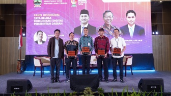 (kiri ke kanan) Editor In Chief Suara.com Suwarjono, Head Local Media Community Asep Saefullah, Perencana Ahli Madya Puspen Kemendagri Zainudin, Tenaga Ahli Wamenkomdigi Dr. Riant Nugroho dan Kabag Humas dan Protokol Provinsi Jawa Tengah Dicky Adinurwanto foto bersama usai Sesi diskusi "Tata Kelola Komunikasi Digital Daerah" dalam gelaran Jateng Media Summit 2026 di Semarang, Jawa Tengah, Rabu (20/5/2026). [Dok Jateng Media Summit] 