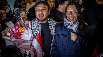 Pewarta Foto Republika Thoudy Badai Rifan Billah (kiri) bersama Pewarta Republika Bambang Noroyono (kanan) menyapa wartawan saat keluar dari Terminal 3 Bandara Soekarno-Hatta di Tangerang, Banten, Minggu (24/5/2026). [ANTARA FOTO/Bayu Pratama S./nym]
