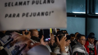 Menteri Luar Negeri Sugiono (kedua kanan) bersama sembilan WNI berjalan keluar dari Terminal 3 Bandara Soekarno-Hatta di Tangerang, Banten, Minggu (24/5/2026). [ANTARA FOTO/Bayu Pratama S./nym]