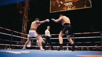 Skandal di Piramida Giza! Oleksandr Usyk Menang TKO Kontroversial atas Rico Verhoeven