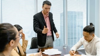 Di Tengah Tarik-Menarik Dua Pimpinan: Suara Hati Seorang Bawahan