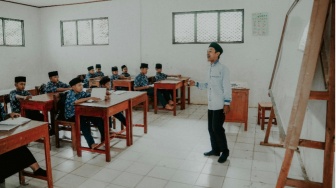 Keteladanan di Ruang Kelas: Saya Setuju Jika Guru Dilarang Membawa HP Saat Mengajar