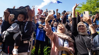Warga menyapa dan merekam tim dan ofisial Persib Bandung saat konvoi juara BRI Super League 2025-2026 di Bandung, Jawa Barat, Minggu (24/5/2026). [ANTARA FOTO/Abdan Syakura/nym.]