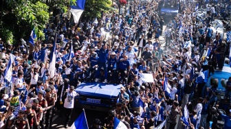 Warga menyapa tim dan ofisial Persib Bandung saat konvoi juara BRI Super League 2025-2026 di Bandung, Jawa Barat, Minggu (24/5/2026). [ANTARA FOTO/Abdan Syakura/nym.]