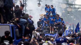 Pemain dan ofisial klub Persib Bandung menyapa warga saat pawai Juara Pancatakhta di kawasan Jembatan Penyeberangan Orang (JPO) Asia Afrika, Bandung, Jawa Barat, Minggu (24/5/2026). [ANTARA FOTO/Abdan Syakura/nym.]