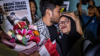 Pewarta Foto Republika Thoudy Badai Rifan Billah (kiri) bersama ibunya saat keluar dari Terminal 3 Bandara Soekarno-Hatta di Tangerang, Banten, Minggu (24/5/2026). [ANTARA FOTO/Bayu Pratama S./nym]