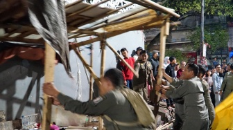 Ratusan Personil Turun Tertibkan Pasar Tumpah yang Sudah Beroperasi 20 Tahun di Makassar