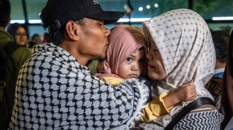 Aktivis Asad Aras Muhammad (kiri) bertemu dengan keluarganya saat keluar dari Terminal 3 Bandara Soekarno-Hatta di Tangerang, Banten, Minggu (24/5/2026). [ANTARA FOTO/Bayu Pratama S./nym]
