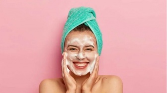 Bye Kulit Kusam Akibat Polusi! 4 Low pH Facial Wash Niacinamide Rp20 Ribuan