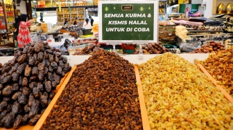 Penjual oleh-oleh haji dan umroh melayani calon pembeli kurma di Pasar Tanah Abang, Jakarta, Senin (25/5/2026). [Suara.com/Alfian Winanto]
