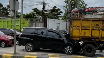 Innova Bermuatan 8 Orang Ringsek Tabrak Truk Sampah di Exit Tol Parungkuda Sukabumi