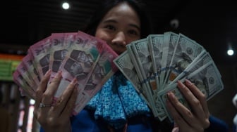 Rupiah Konsisten Melemah saat Mata Uang Negara Lain Menguat Karena Harga Minyak Turun