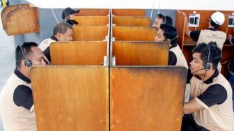 Sejumlah warga binaan pemasyarakatan menggunakan layanan wartelsuspas di Lembaga Pemasyarakatan (Lapas) Kelas I Surabaya di Porong, Sidoarjo, Jawa Timur, Senin (25/5/2026). [ANTARA FOTO/Umarul Faruq/YU]