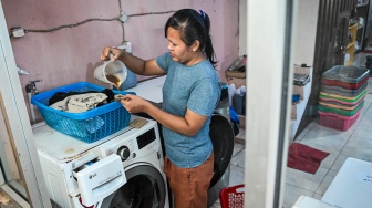 Pekerja menuangkan sabun ekoenzim ke mesin cuci di tempat jasa cuci pakaian Binatu Koe, Pondok Aren, Tangerang Selatan, Banten, Senin (25/5/2026). [ANTARA FOTO/Sulthony Hasanuddin/nz]