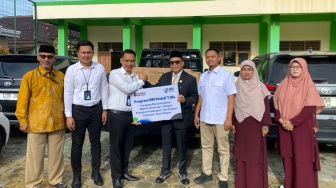 SMA Al-Khairiyah 1 Cilegon Terima Bantuan Alat Marching Band