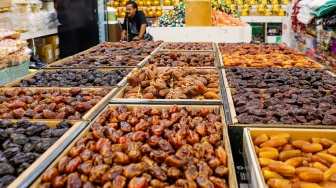 Penjual oleh-oleh haji dan umroh melayani calon pembeli kurma di Pasar Tanah Abang, Jakarta, Senin (25/5/2026). [Suara.com/Alfian Winanto]
