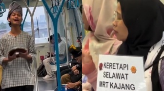 Bikin Heboh! Rombongan Orang Berselawat dan Main Rebana di dalam MRT Jadi Omongan