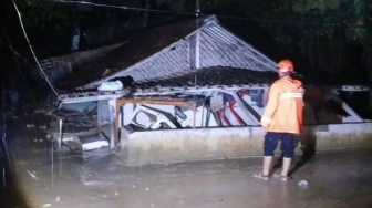 Kali Cijayanti Bogor Meluap! 138 Rumah di Babakan Madang Terendam Banjir, Satu Unit Ambruk