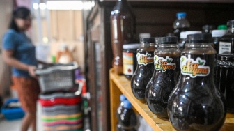Botol sabun cuci ekoenzim tertata di tempat jasa cuci pakaian Binatu Koe, Pondok Aren, Tangerang Selatan, Banten, Senin (25/5/2026). [ANTARA FOTO/Sulthony Hasanuddin/nz]

