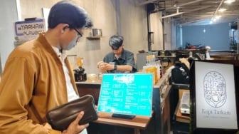 Ngopi di Tarkam Ledokombo: Ketika Tawa, Asap Kopi, dan Jalan Raya Menjadi Satu Cerita