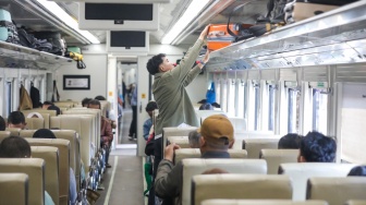 Penumpang menaiki kereta api Kertajaya di peron Stasiun Pasar Senen, Jakarta, Selasa (26/5/2026). [Suara.com/Alfian Winanto]