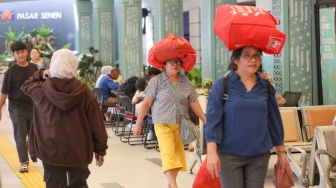 Calon beraktivitas di Stasiun Pasar Senen, Jakarta, Selasa (26/5/2026). [Suara.com/Alfian Winanto]