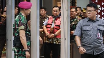 Mantan anggota Ombudsman Yeka Hendra Fatika (tengah) digiring petugas menuju mobil tahanan usai menjalani pemeriksaan di Kejaksaan Agung (Kejagung), Jakarta, Senin (25/5/2026). [ANTARA FOTO/Dhemas Reviyanto/rwa]