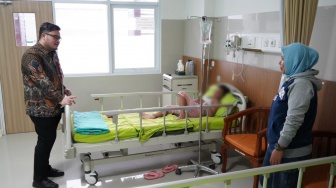 Suspend SPPG, Mas Dhito Jenguk Siswa Diduga Keracunan MBG