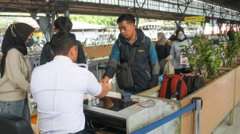 Calon penumpang menukar tiket kereta api Kertajaya di peron Stasiun Pasar Senen, Jakarta, Selasa (26/5/2026). [Suara.com/Alfian Winanto]