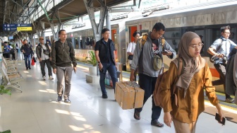 Calon penumpang bersiap sebelum keberangkatan kereta api Kertajaya di peron Stasiun Pasar Senen, Jakarta, Selasa (26/5/2026). [Suara.com/Alfian Winanto]