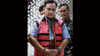 Mantan anggota Ombudsman Yeka Hendra Fatika digiring petugas menuju mobil tahanan usai menjalani pemeriksaan di Kejaksaan Agung (Kejagung), Jakarta, Senin (25/5/2026). [ANTARA FOTO/Dhemas Reviyanto/rwa]
