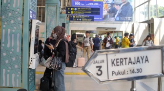 Calon penumpang menukar tiket kereta api Kertajaya di peron Stasiun Pasar Senen, Jakarta, Selasa (26/5/2026). [Suara.com/Alfian Winanto]