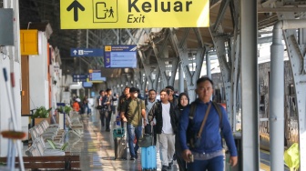 Jelang Idul Adha, Stasiun Pasar Senen Dipadati Penumpang Kereta Jarak Jauh
