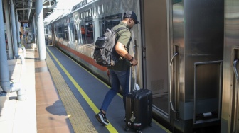 Calon penumpang bersiap sebelum keberangkatan kereta api Kertajaya di peron Stasiun Pasar Senen, Jakarta, Selasa (26/5/2026). [Suara.com/Alfian Winanto]
