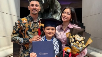 Jessica Iskandar Bangga Putranya Lulus SD, Tarif Sekolah El Barack Bikin Melongo