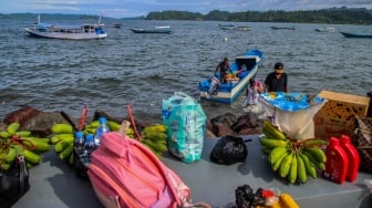 Minim Dermaga, Warga Pulau Bacan Bongkar Muat Barang di Tepi Pantai