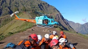 Operasi Penyelamatan Pendaki Malaysia di Rinjani, Helikopter Tembus Cuaca Ekstrem
