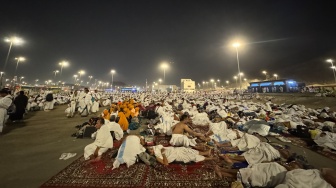 Jamaah haji Indonesia bersama jamaah dari berbagai negara melakukan mabit di Muzdalifah, Makkah, Arab Saudi, Rabu (27/5/2026) waktu setempat. [ANTARA FOTO/Citro Atmoko/nym]