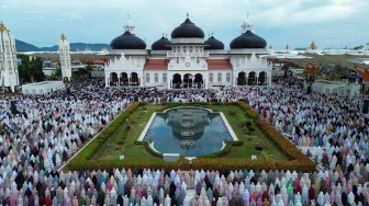 Foto udara umat Islam melaksanakan Shalat Idul Adha 1447 Hijriah di Masjid Raya Baiturrahman Banda Aceh, Aceh, Rabu (27/5/2026). [ANTARA FOTO/Akramul Muslim/nym]