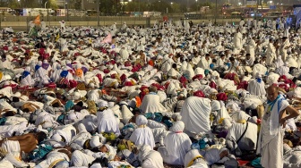 Jamaah haji Indonesia bersama jamaah dari berbagai negara melakukan mabit di Muzdalifah, Makkah, Arab Saudi, Rabu (27/5/2026) waktu setempat. [ANTARA FOTO/Citro Atmoko/nym]