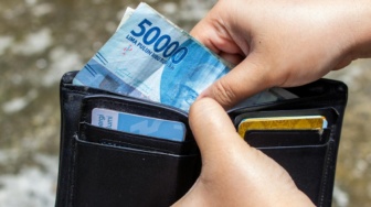 Rupiah Guncang, Bunga Melejit: Siap-Siap Dompet Masuk UGD