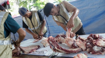 Petugas memotong daging hewan kurban di Masjid Sunda Kelapa, Jakarta, Rabu (27/5/2026). [Suara.com/Alfian Winanto]