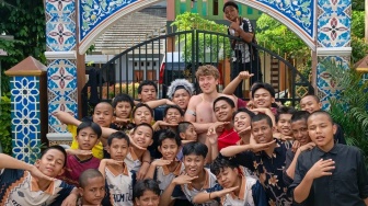 Bikin Adem! Jelang Bela Timnas Indonesia, Ole Romeny Main Hadroh Bareng Santri di Ciputat