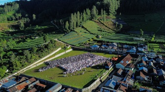 Foto udara Umat Islam melaksanakan Shalat Idul Adha 1447 H di Lapangan Batur, Desa Batur, Banjarnegara, Jawa Tengah, Rabu (27/5/2026). [ANTARA FOTO/Makna Zaezar/nym]