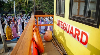 Umat Islam melaksanakan shalat Idul Adha 1447 H di Pantai Lagoon Ancol, Jakarta, Rabu (27/5/2026). [Suara.com/Alfian Winanto]