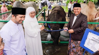 Gubernur Khofifah, Wagub, dan Keluarga Salat Idul Adha di Masjid Nasional Al Akbar Surabaya