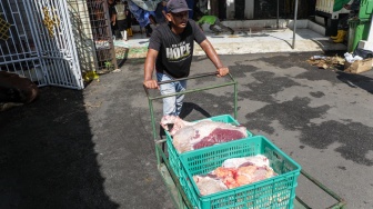 Petugas memotong daging hewan kurban di Masjid Sunda Kelapa, Jakarta, Rabu (27/5/2026). [Suara.com/Alfian Winanto]